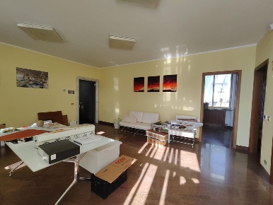 Foto Ufficio a Carrara Avenza di 90 m² con 4 locali in affitto