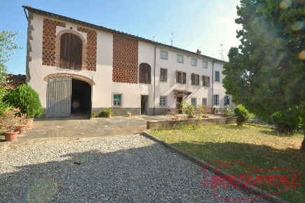 Foto Villa bifamiliare a Capannori Verciano - Guamo di 300 m² con 5 locali