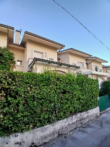 Foto Villa a schiera a Massa Ronchi - Poveromo di 106 m² con 6 locali