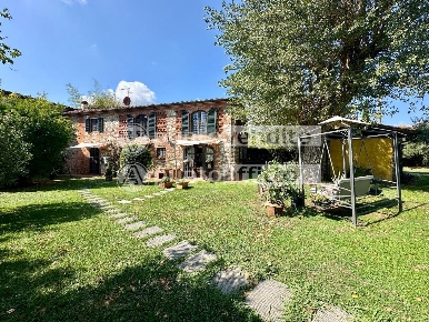 Foto Rustico a Lucca La Maulina - Morianese di 240 m² con 10 locali