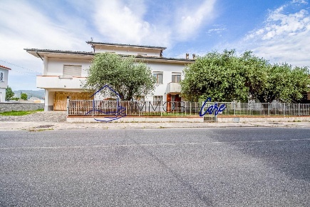 Foto Villa unifamiliare a Pisa Porta a Lucca di 336 m² con 10 locali