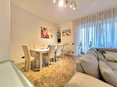 Foto Appartamento a Carrara Avenza di 100 m² con 4 locali in vendita