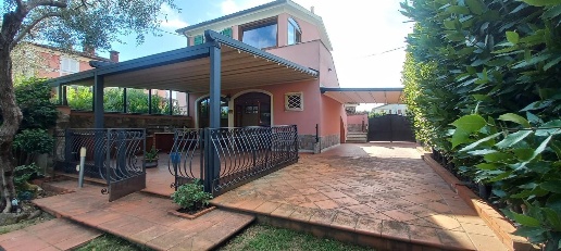 Foto Casa indipendente a Fosdinovo di 120 m² con 4 locali in vendita