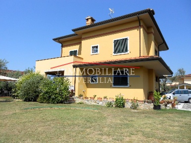 Foto Villa unifamiliare a Carrara Fontia, Fossola, Fossone di 432 m²