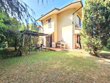 Foto Villa unifamiliare a Buggiano di 260 m² con 7 locali in vendita
