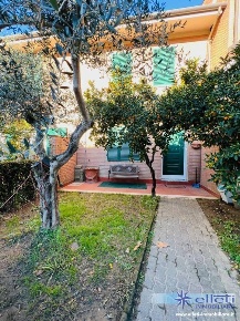 Foto Villa a schiera a Massa Cinque Vie di 140 m² con 6 locali in vendita