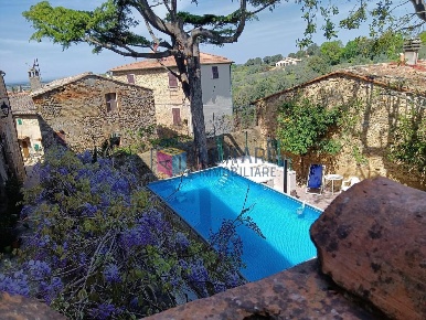 Foto Villa unifamiliare a Bibbona Centro di 300 m² con 12 locali in vendita