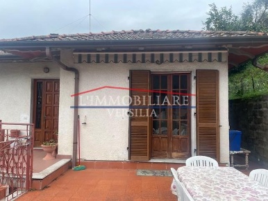 Foto Villa bifamiliare a Massa Centro di 83 m² con 5 locali in vendita