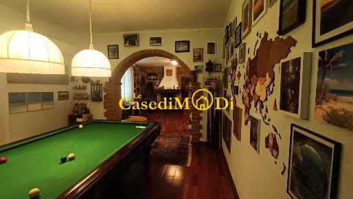 Foto Villa unifamiliare a Collesalvetti di 300 m² con 10 locali in vendita