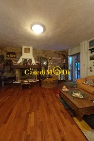 Foto Villa unifamiliare a Collesalvetti di 300 m² con 10 locali in vendita