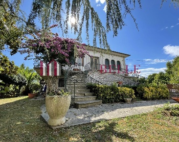 Foto Casa indipendente a Camaiore Capezzano Pianore di 190 m² con 9 locali