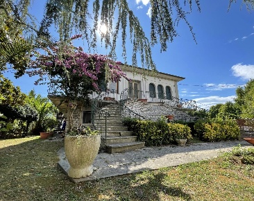 Foto Casa indipendente a Camaiore Capezzano Pianore di 190 m² con 9 locali