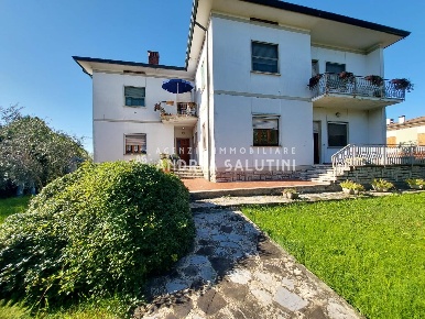 Foto Villa bifamiliare a Buti di 205 m² con 6 locali in vendita