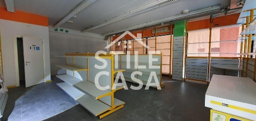 Foto Locale commerciale a Porcari Centro di 170 m² con 2 locali in vendita