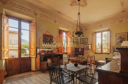 Foto Villa unifamiliare a Camaiore Camaiore Paese di 490 m² con 11 locali