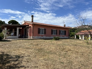 Foto Casa indipendente a Campiglia Marittima Centro di 140 m² con 5 locali