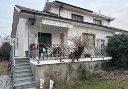 Foto Villa bifamiliare a Cavour Centro di 99 m² con 4 locali in vendita