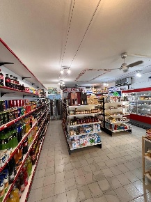 Foto Alimentari a Bibbona Marina Di Bibbona di 120 m² con 2 locali