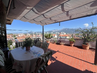 Foto Attico a Massa Marina di Massa Centro di 125 m² con 6 locali
