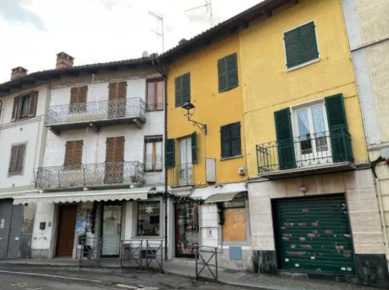 Foto Casa indipendente a Gassino Torinese di 250 m² con 7 locali in vendita