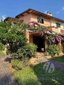 Foto Villa bifamiliare a Pietrasanta di 140 m² con 6 locali in vendita