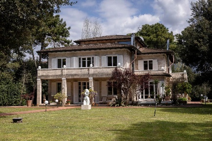 Foto Villa unifamiliare a Massa Ronchi - Poveromo di 757 m² con 16 locali