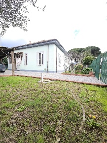 Foto Casa indipendente a Carrara Avenza di 210 m² con 10 locali in vendita