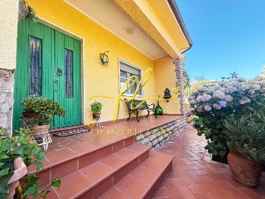 Foto Casa indipendente a Rosignano Marittimo Vada di 100 m² con 4 locali