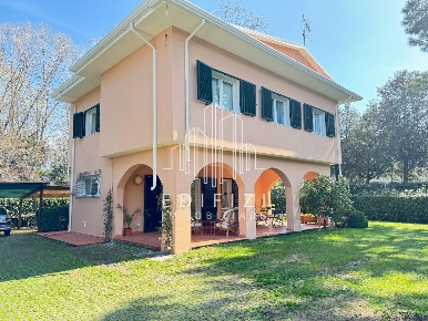 Foto Villa unifamiliare a Massa Ronchi - Poveromo di 170 m² con 9 locali