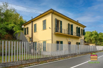 Foto Casa indipendente a Borghetto di Vara Centro di 243 m² con 14 locali
