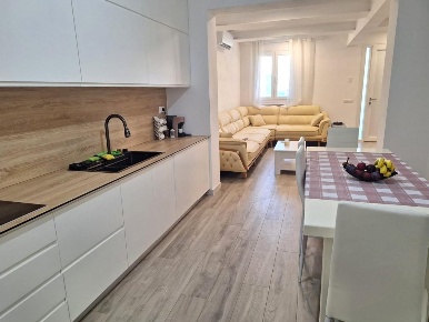 Foto Casa indipendente a Porcari Centro di 115 m² con 7 locali in vendita