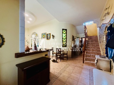 Foto Casa indipendente a Viareggio Torre del Lago di 250 m² con 8 locali