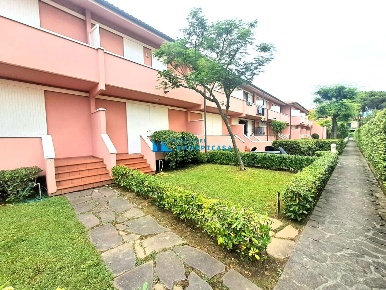 Foto Villa a schiera a Massa Marina di Massa Centro di 90 m² con 4 locali