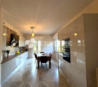 Foto Appartamento a Massa Marina di Massa Centro di 118 m² con 5 locali