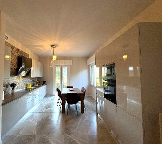 Foto Appartamento a Massa Marina di Massa Centro di 118 m² con 5 locali