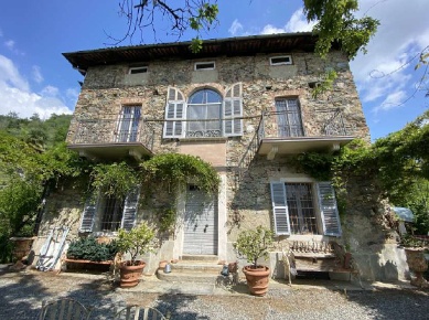 Foto Villa unifamiliare a Parella di 473 m² con 10 locali in vendita