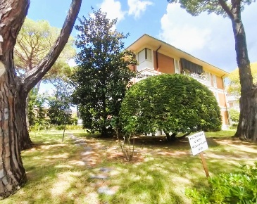 Foto Appartamento a Massa Marina di Massa Centro di 125 m² con 4 locali