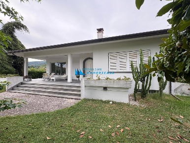 Foto Villa unifamiliare a Massa Mirteto di 250 m² con 6 locali in vendita