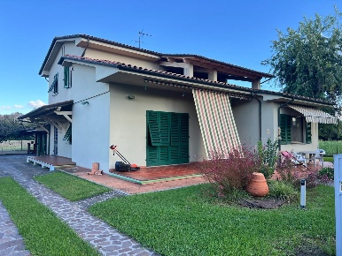 Foto Villa unifamiliare a Capannori Lammari - Lunata di 280 m² con 8 locali