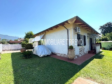 Foto Villa unifamiliare a Massa Marina di Massa Centro di 95 m² in vendita