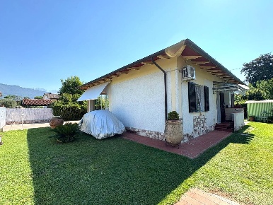 Foto Villa unifamiliare a Massa Marina di Massa Centro di 95 m² in vendita