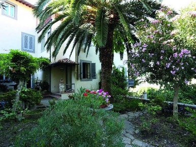 Foto Villa unifamiliare a Buti Centro di 600 m² con 10 locali in vendita