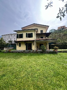 Foto Villa bifamiliare a Montignoso Capanne, Prato di 197 m² con 11 locali