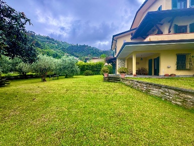 Foto Villa bifamiliare a Montignoso Zona Collinare Palatina di 150 m²