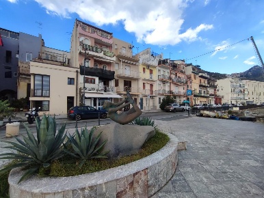 Foto Appartamento a Giardini-Naxos Centro di 112 m² con 6 locali in vendita