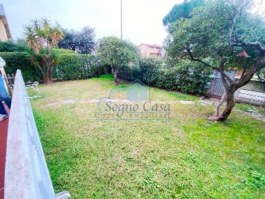 Foto Appartamento a Carrara Marina di Carrara di 82 m² con 4 locali