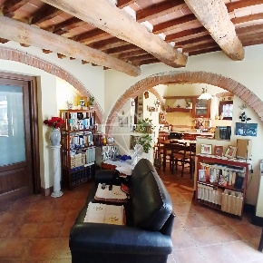 Foto Case semi ndipendenti a Carrara Centro di 178 m² con 8 locali
