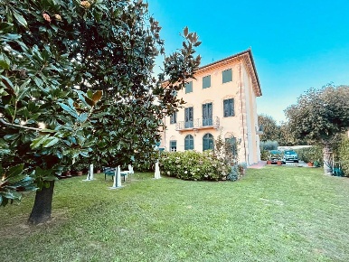 Foto Villa unifamiliare a Capannori Marlia di 380 m² con 12 locali