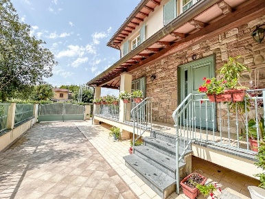 Foto Villa bifamiliare a Camaiore Capezzano Pianore di 245 m² con 10 locali
