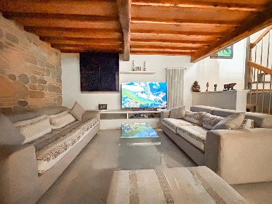 Foto Villa bifamiliare a Camaiore Capezzano Pianore di 245 m² con 10 locali